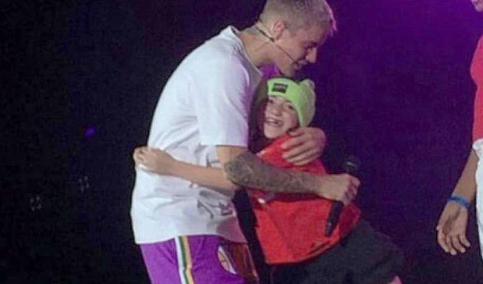 Justin Bieber abraza a la española tras su actuación. (VP)