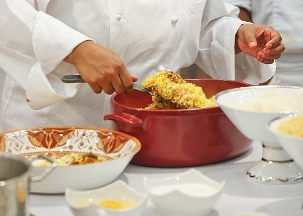La Autoridad de Turismo de Abu Dhabi formará y acreditará a los cocineros hoteleros en cocina emiratí. (TCA)