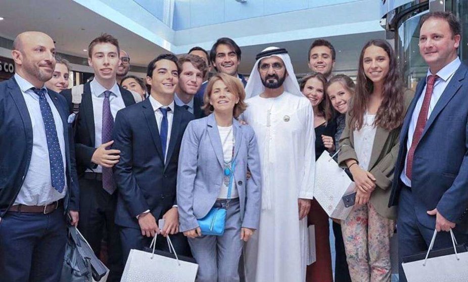 El jeque Mohamed Bin Rashid Al Maktoum, junto a la delegación de la Universidad de Navarra que visita Emiratos Árabes. (Cedida)