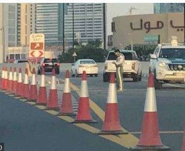 Acceso cortado al aparcamiento del Dubai Mall. (Gulf News)