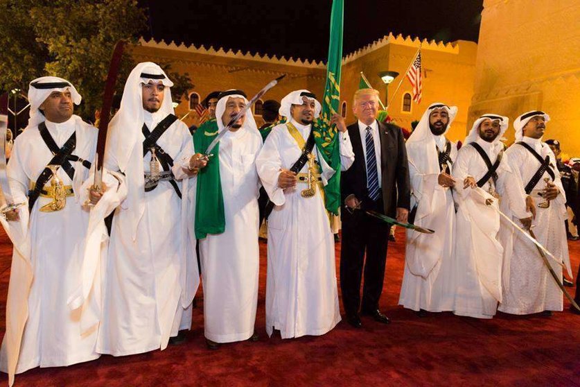 Donald Trump posa con una espada durante la recepción en el Palacio de Murabba. (Shealah Craighead, The White House)