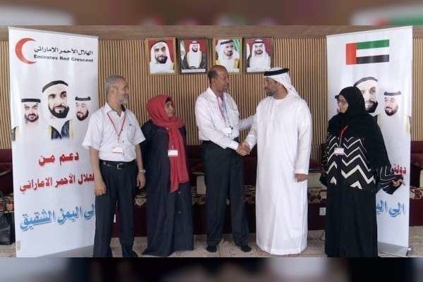La Media Luna Roja de Emiratos entregó el suminstro médico al ministro de Salud de Yemen en presencia del representante de la OMS. (WAM)