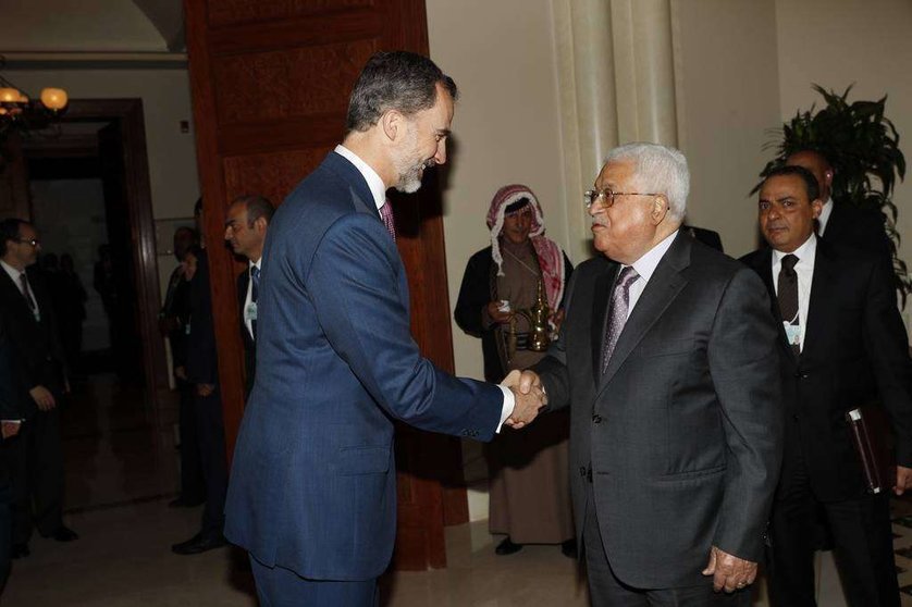 Felipe VI saluda a Mahmoud Abbas en Jordania (Casa S.M. el Rey)