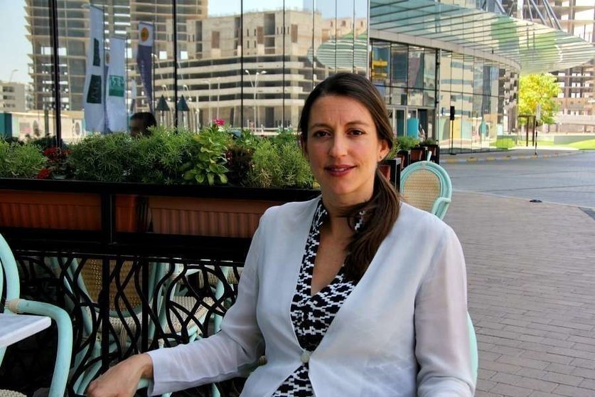 La profesora de español Inés Burguera en una terraza en Abu Dhabi. (E.C.)