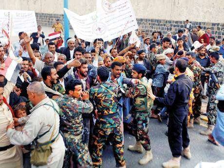 La Policía de Yemen controla a los manifestantes en Saná.