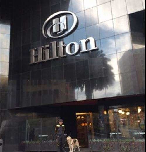 La cita es el hotel Hilton de Bogotá. 
