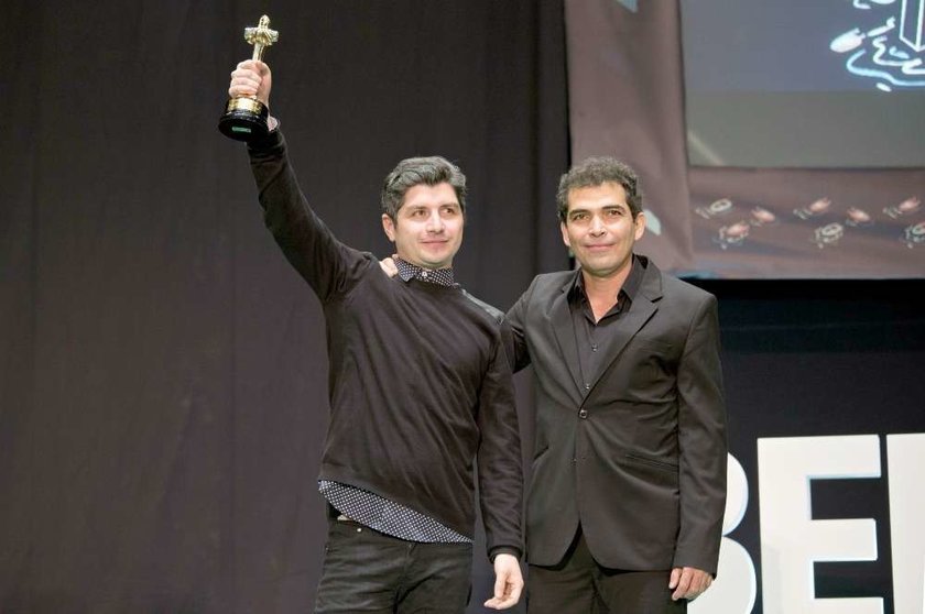 Simón Hernández, director de 'Pizarro', recibe de manos del presidente del jurado, Vladimir Cruz, el Colón de Oro a la Mejor Película de la pasada 42º Edición del Festival de Cine Iberoamericano. (Cedida)