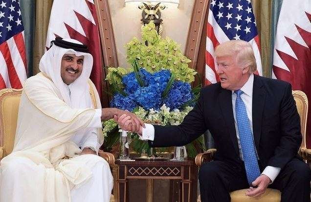 El emir de Qatar junto a Donald Trump en Riad en mayo de 2017.