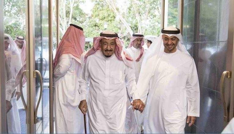 El rey Salman de Arabia Saudita y el príncipe heredero de Abu Dhabi en Jeddah. (SPA)