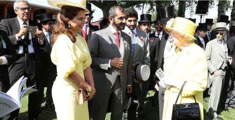 El gobernador de Dubai junto a su esposa y la reina de Inglaterra. (WAM)