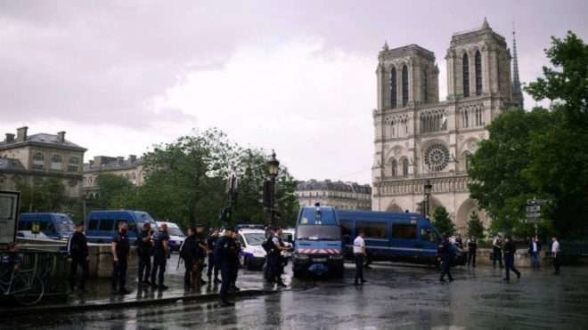 La plaza ante la catedral de Notre Dame, momentos después de producirse el ataque. (Reuters) 
