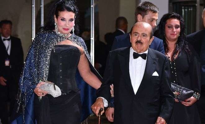 Adnan Khashoggi, junto a su mujer Lamia, en 2016 en Mónaco. (GTRES)