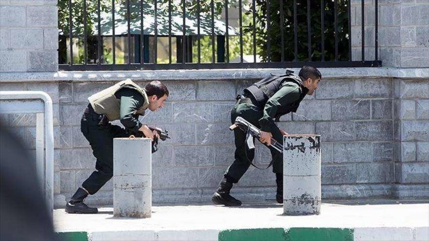 Fuerzas de seguridad iraníes intentan neutralizar los terroristas que atentaron contra el Parlamento iraní en Teherán. (Hispan TV)