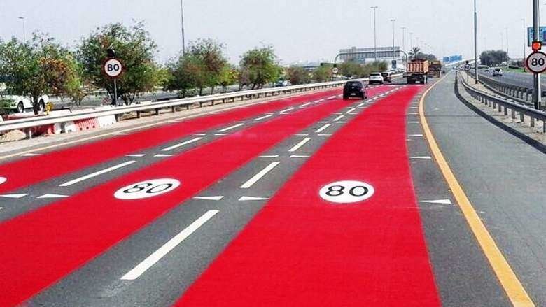 Color rojo en la carretera de Oud Metha para avisar sobre el cambio de velocidad máxima. (Twitter RTA Dubai)