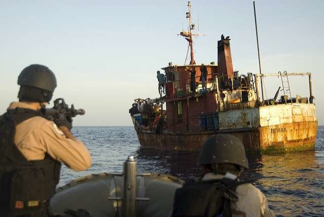 Las Fuerzas Marítimas Combinadas intervienen contra un barco sospechoso de piratería en el Golfo de Adén (Eric L. Beauregard, dvidshub, Flickr)