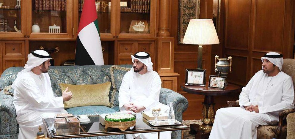 Sheikh Hamdan bin Zayed, durante su reunión con los funcionarios de la Media Luna Roja de Emiratos. (WAM)