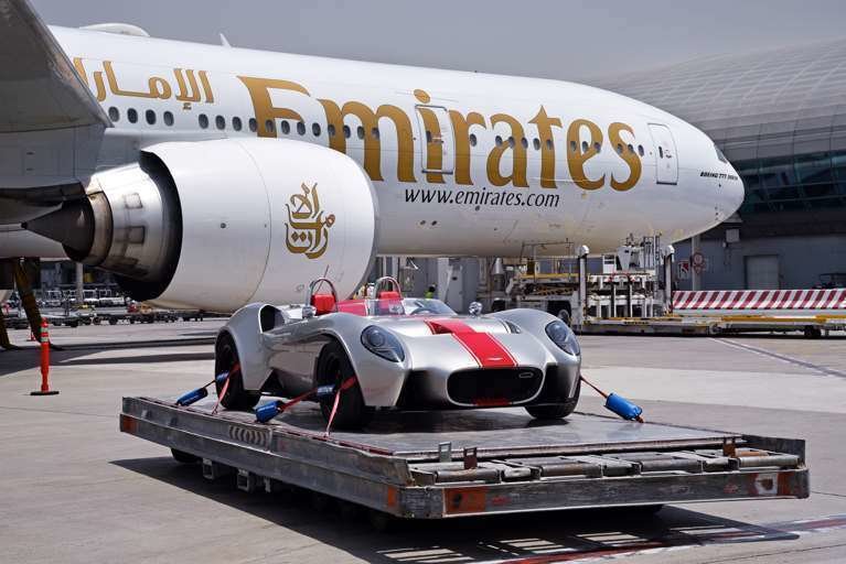 El avión de carga de Emirates junto al automóvil antes de partir a Francia.