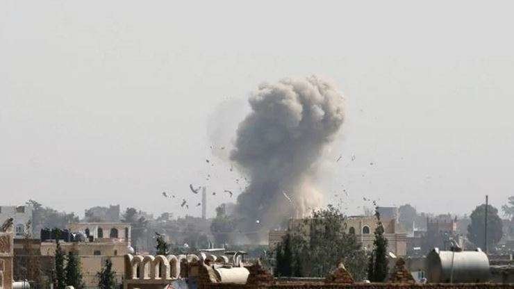 En la imagen de Reuters, un bombardeo sobre Yemen.