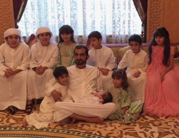 El gobernador de Dubai con los miembros más jóvenes de la Familia Real.