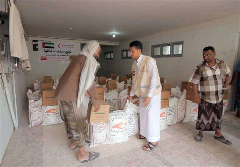 La Media Luna Roja distribuye alimentos para las familias de Tarim. (WAM)
