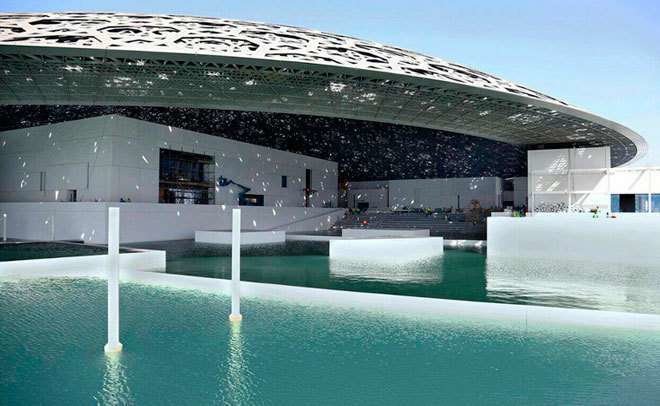 Los muros de contención del agua de mar están ya siendo retirados de las obras del Louvre de Abu Dhabi. (Wam)