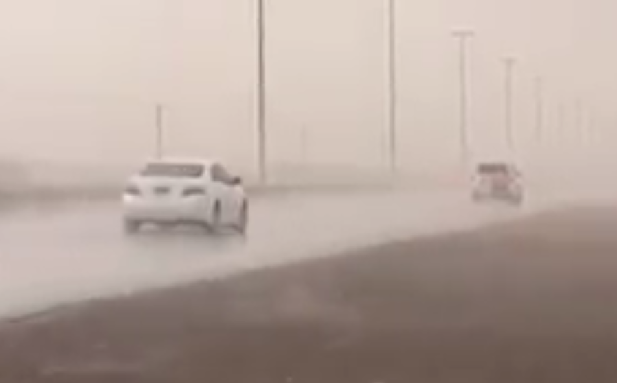 Los coches avanzan bajo la lluvia en Al Madam el pasado 3 de julio. (NCMS, Twitter)