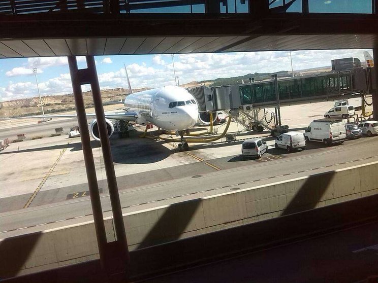 Un avión de Emirates en el aeropuerto de Madrid Barajas.