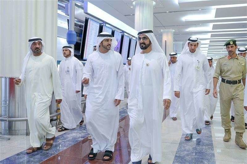 El gobernador de Dubai durante la visita al Aeropuerto Internacional de Dubai.  
