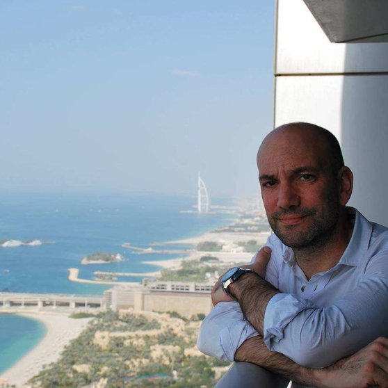El español Axel Carús, con el Burj Al Arab al fondo, en su foto de perfil de Facebook.