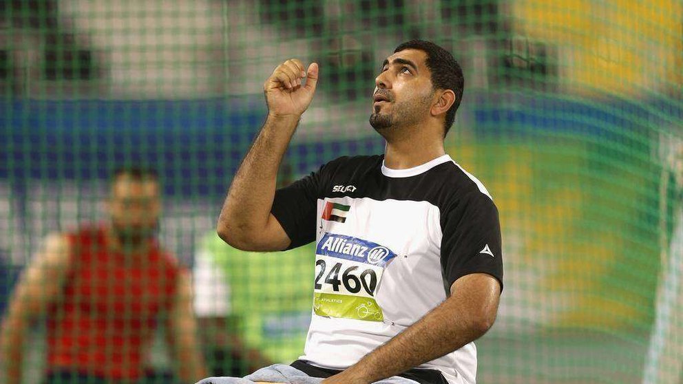El deportista emiratí Abdullah Hayayei compitiendo en lanzamiento de disco.
