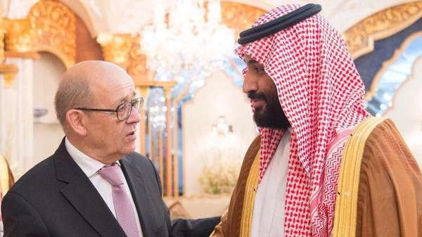El príncipe heredero saudí, Mohammed bin Salman y el canciller francés. (AL ARABIYA)