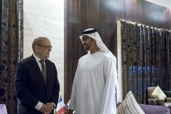 El ministro francés de Exteriores y el príncipe heredero de Abu Dhabi durante su encuentro en EAU.