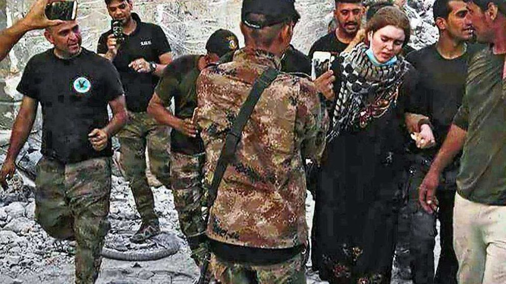 Soldados iraquíes con la adolescente alemana.