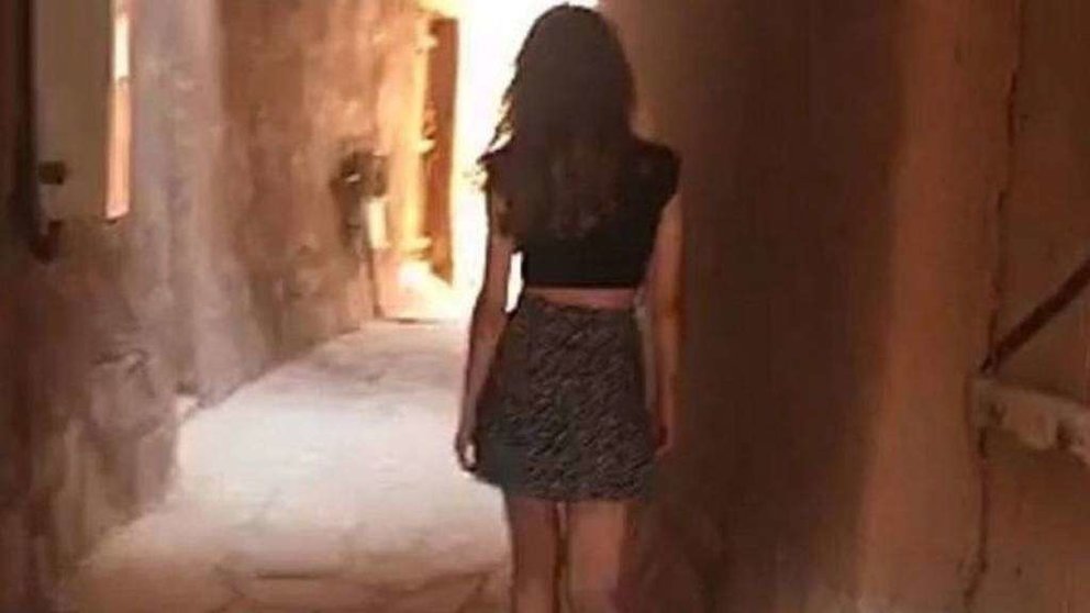 Una captura del vídeo de la modelo saudí en minifalda.