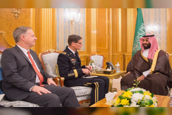 El príncipe heredero de Arabia Saudita y el general Joseph Votel. (SPA)