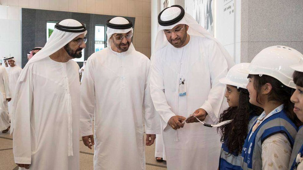 El gobernador de Dubai y el príncipe heredero de Abu Dhabi durante su visita a la sede de ADNOC.