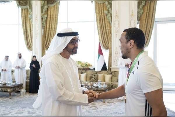 El príncipe heredero de Abu Dhabi saluda al campeón del mundo de Jiu -Jitsu, el emiratí Faisal Al Ketbi. 