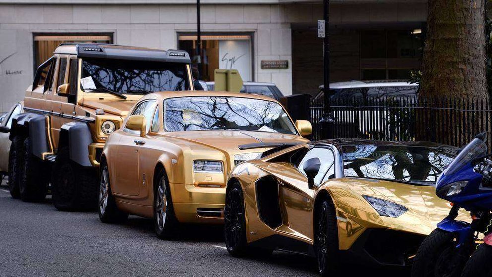 Coches de oro de Arabia Saudita en las calles de Londres.