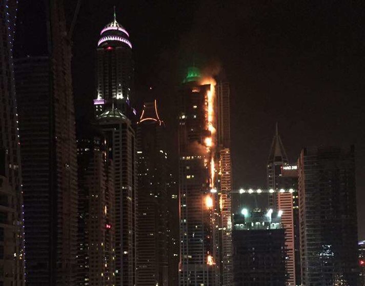 Las llamas devoran las plantas superiores de la Torre Antorcha en Dubai Marina. (Nishil Patel, Twitter)