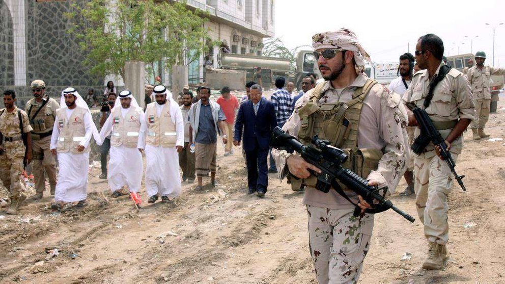 En la imagen de Reuters, soldados de EAU escoltan al primer ministro de Yemen en la ciudad de Al Mokha.