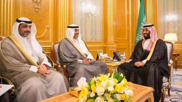 A la derecha de la imagen, el príncipe heredero de Arabia Saudita junto a la delegación de Kuwait.