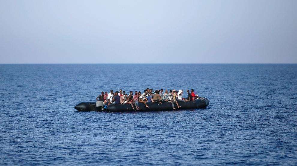 En la imagen de AFP, un grupo de migrantes espera ser rescatado por la Guardia Costera italiana en el Mediterráneo.