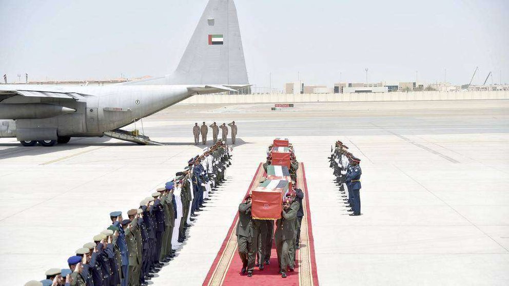 En la foto de WAM, el momento en el que los cuerpos de los cuatro fallecidos llegan a Abu Dhabi.