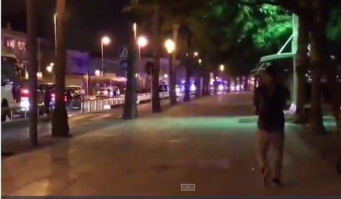 Imagen de avenida de la Diputació de Cambrils en el momento de ser abatidos los terroristas. (Youtube)