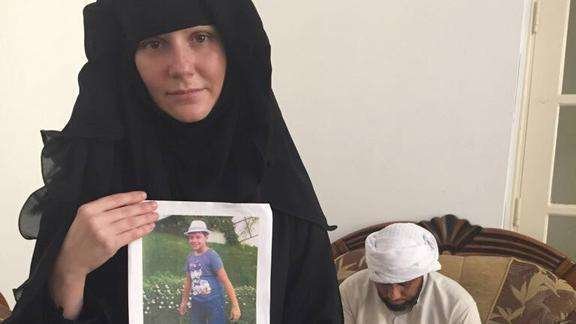 Los padres del menor asesinado en Abu Dhabi. (The National)