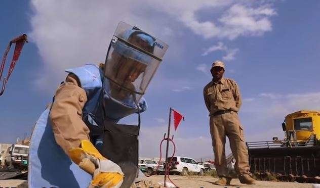 Un desactivador de minas en Afganistán.