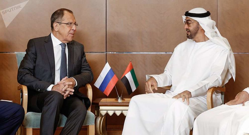 El jeque Mohammed bin Zayed Al Nahyan y el ministro ruso de Exteriores.