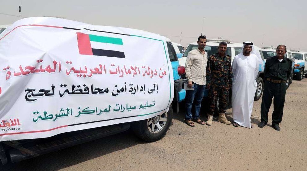 Acto de entrega de los 15 vehículos donados por Emiratos al Departamento de Seguridad de Lahij.