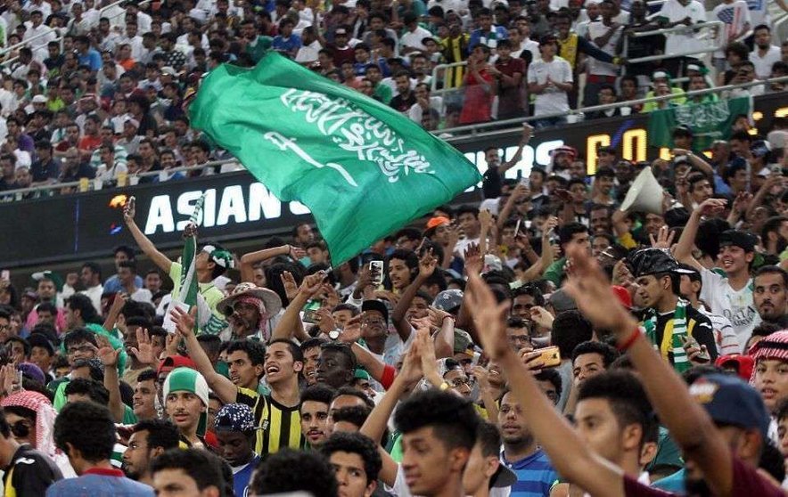 Aficionados saudíes en el estadio de Jeddah en el partido entre Arabia Saudita y Emiratos. (AFP)