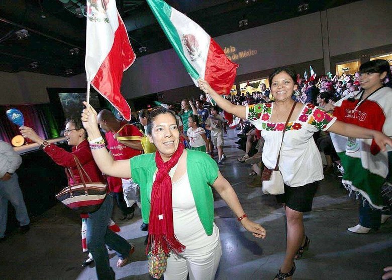 Mexicanas celebran con entusiasmo el aniversario de la Independencia de su país.